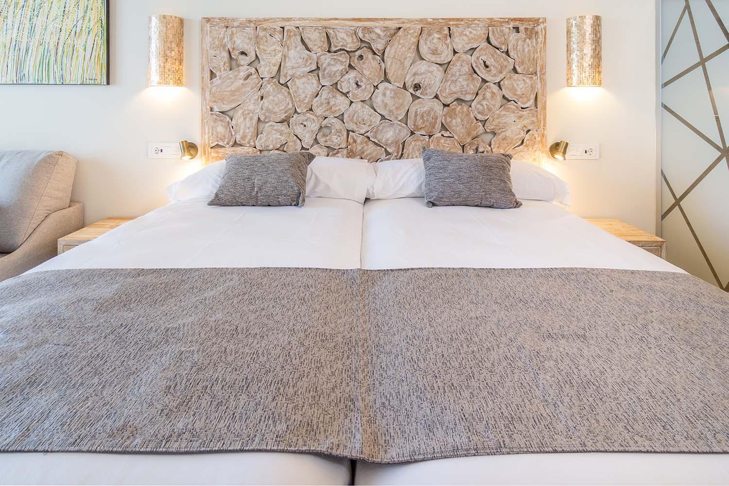 Zahara Beach & Spa By Qhotels - Adults Recommended Zahara de los Atunes Room photo A bed with a bed valance