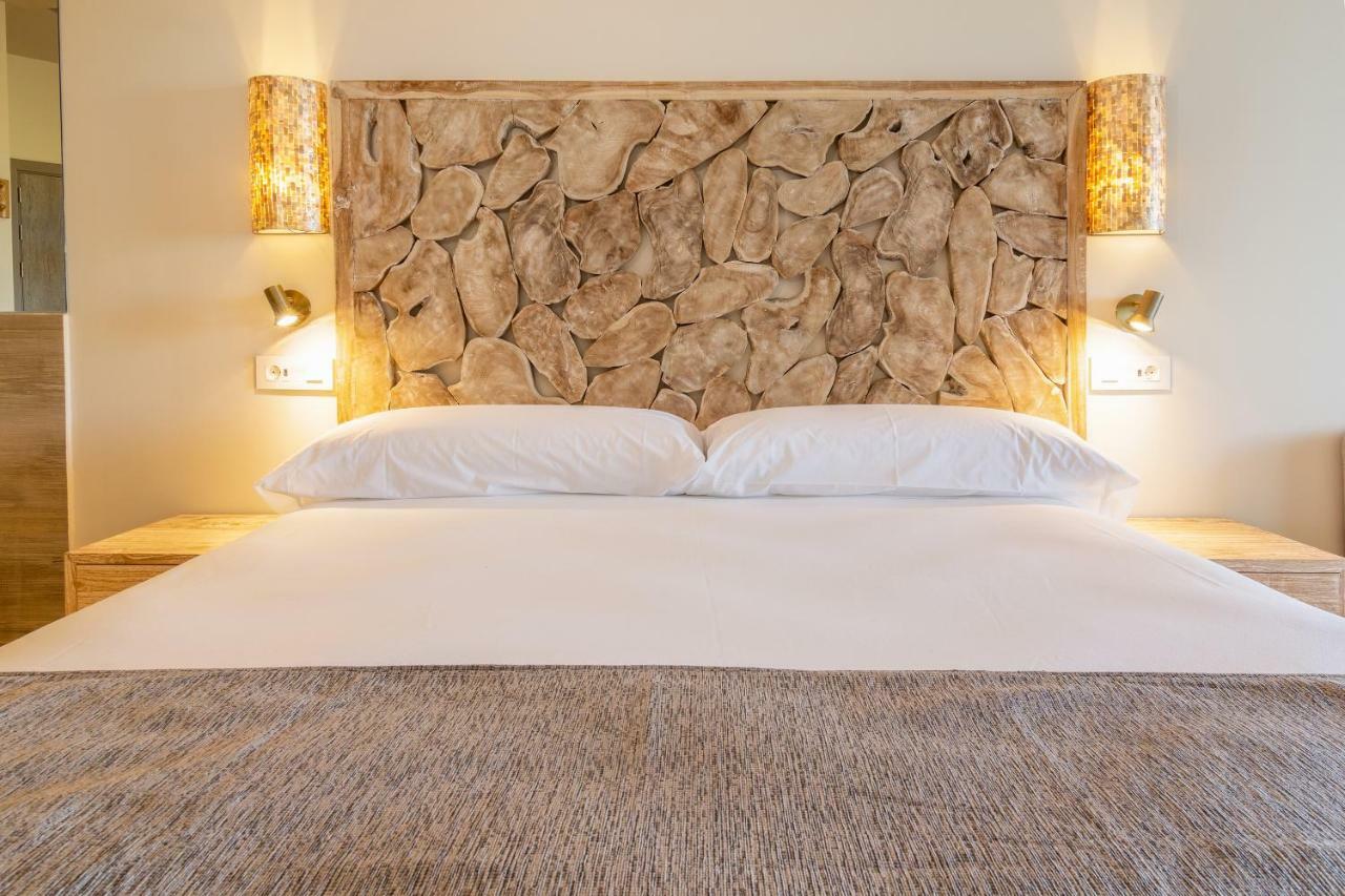 Zahara Beach & Spa By Qhotels - Adults Recommended Zahara de los Atunes Exterior photo A bed with a headboard