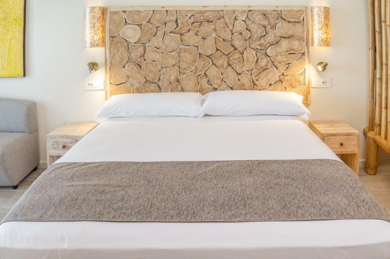 Zahara Beach & Spa By Qhotels - Adults Recommended Zahara de los Atunes Exterior photo A bed with a bed runner