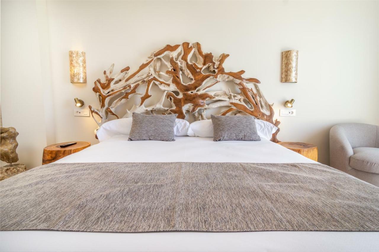 Zahara Beach & Spa By Qhotels - Adults Recommended Zahara de los Atunes Exterior photo A bed with a wooden headboard